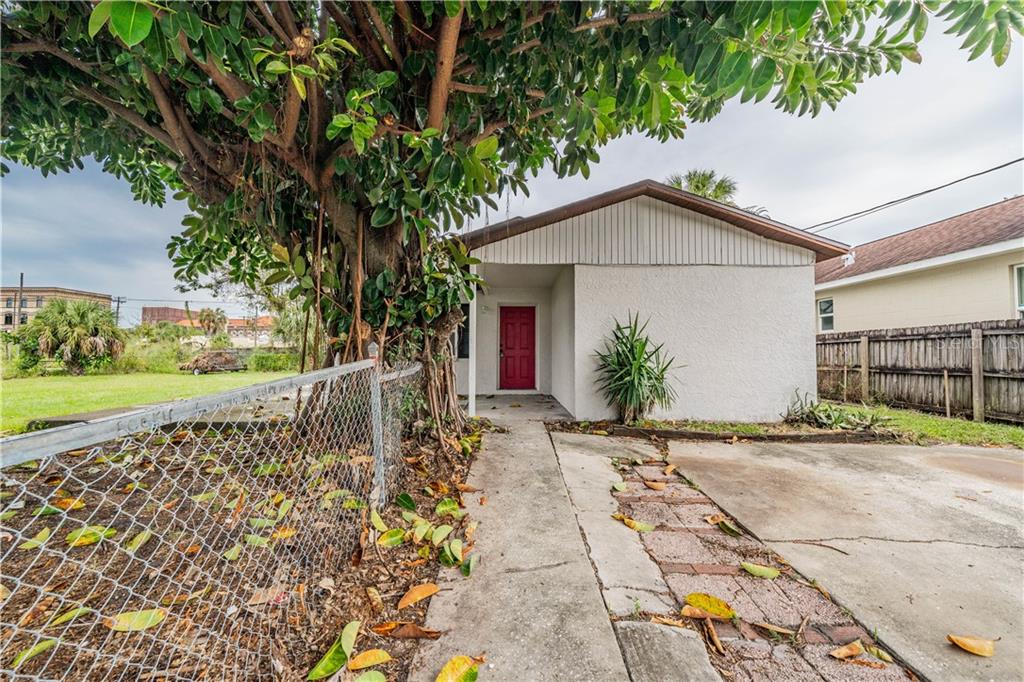 2127 West Walnut Street Tampa, FL 33607 - Photo 1 of 1 a front view of a house with garden