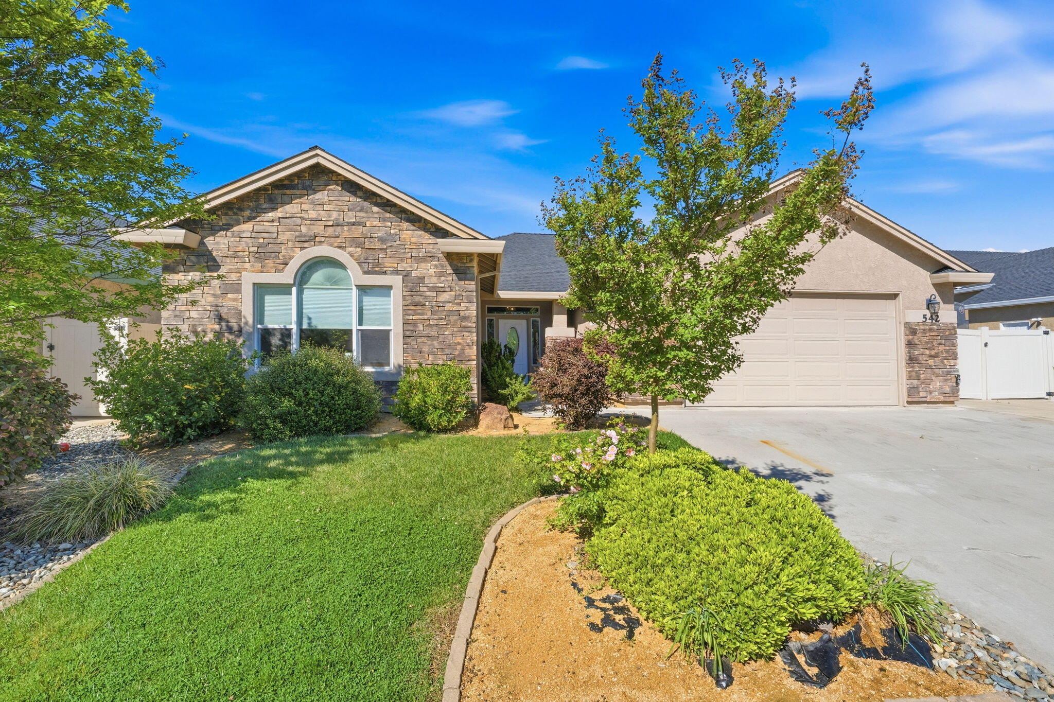 542 El Mango Drive Redding, CA 96003 - Photo 1 of 38 front w/curb appeal