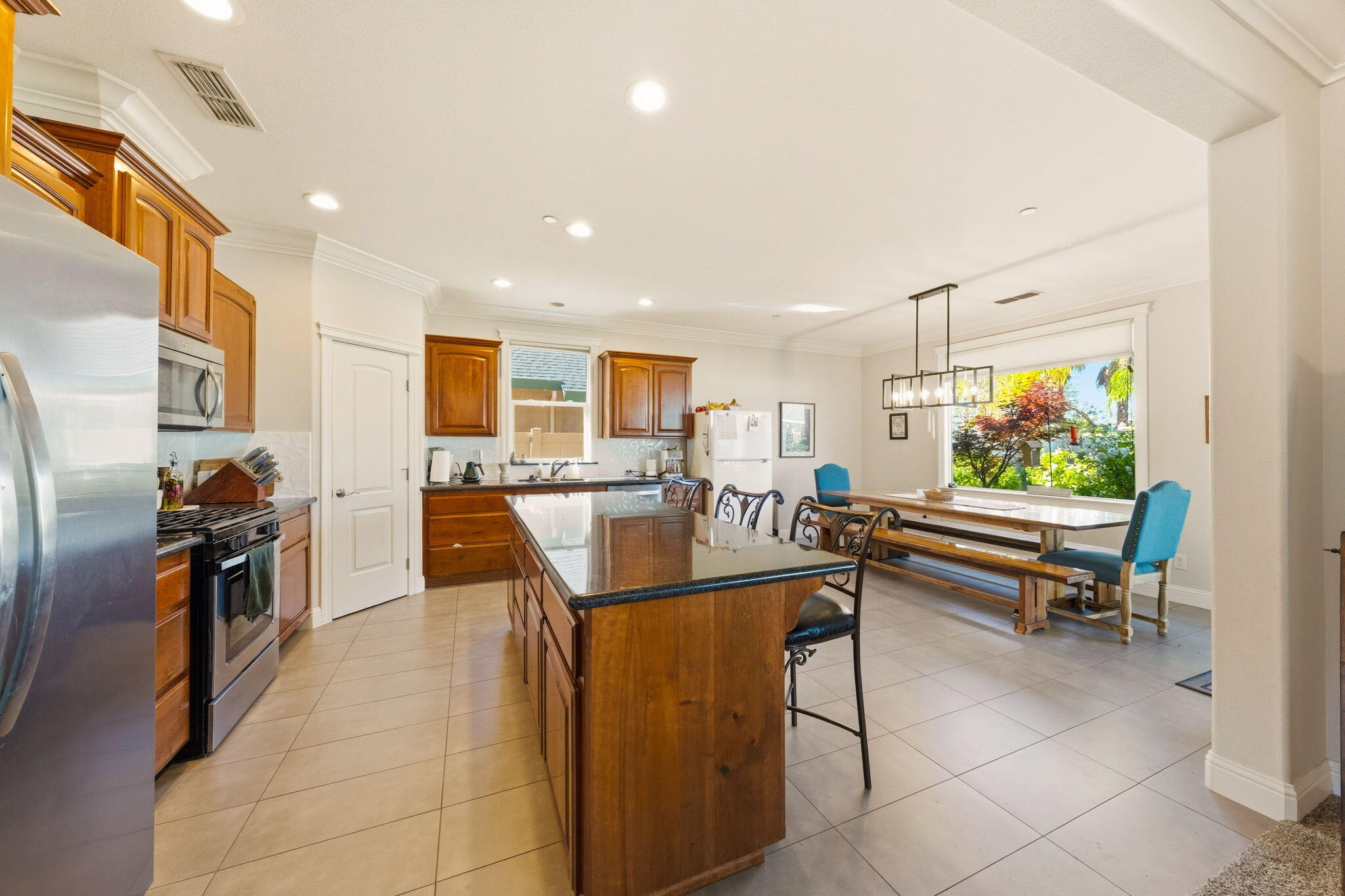 542 El Mango Drive Redding, CA 96003 - Photo 12 of 38 kitchen