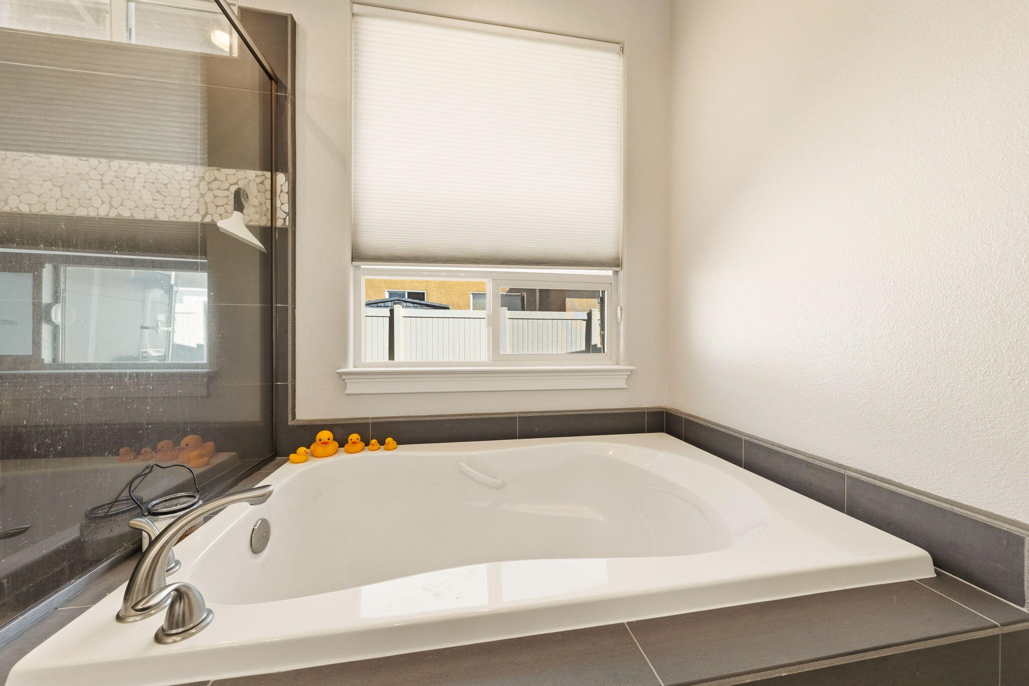 542 El Mango Drive Redding, CA 96003 - Photo 19 of 38 primary bathroom