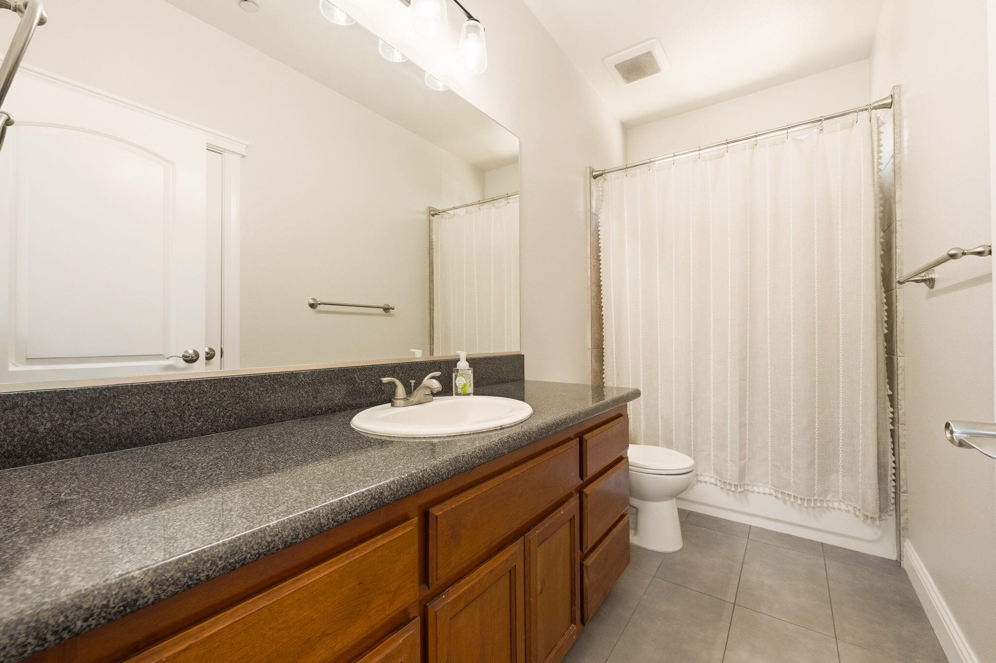 542 El Mango Drive Redding, CA 96003 - Photo 23 of 38 guest bathroom