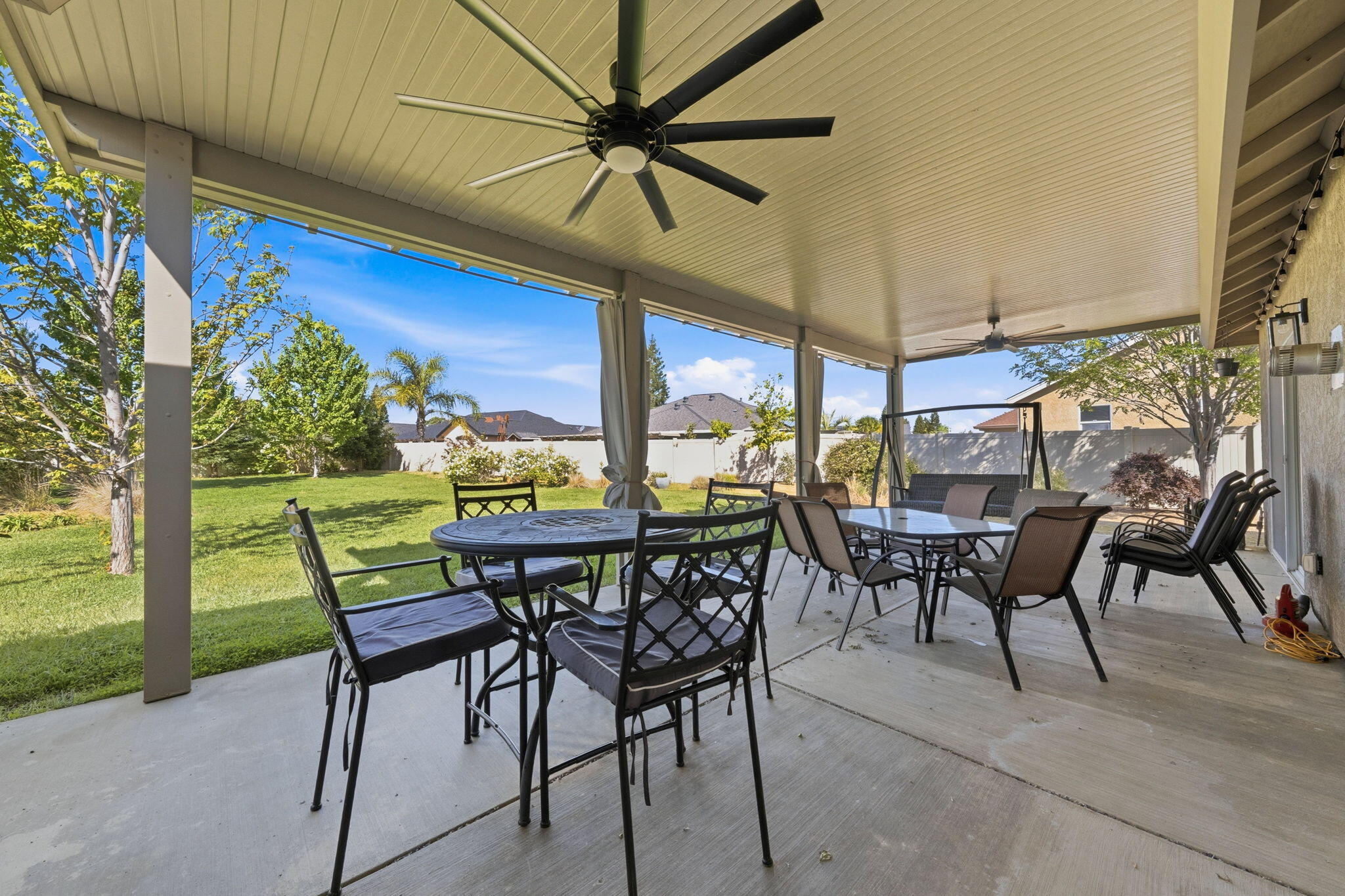 542 El Mango Drive Redding, CA 96003 - Photo 26 of 38 covered patio
