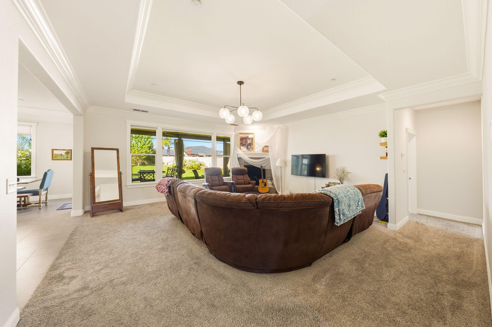542 El Mango Drive Redding, CA 96003 - Photo 4 of 38 living room