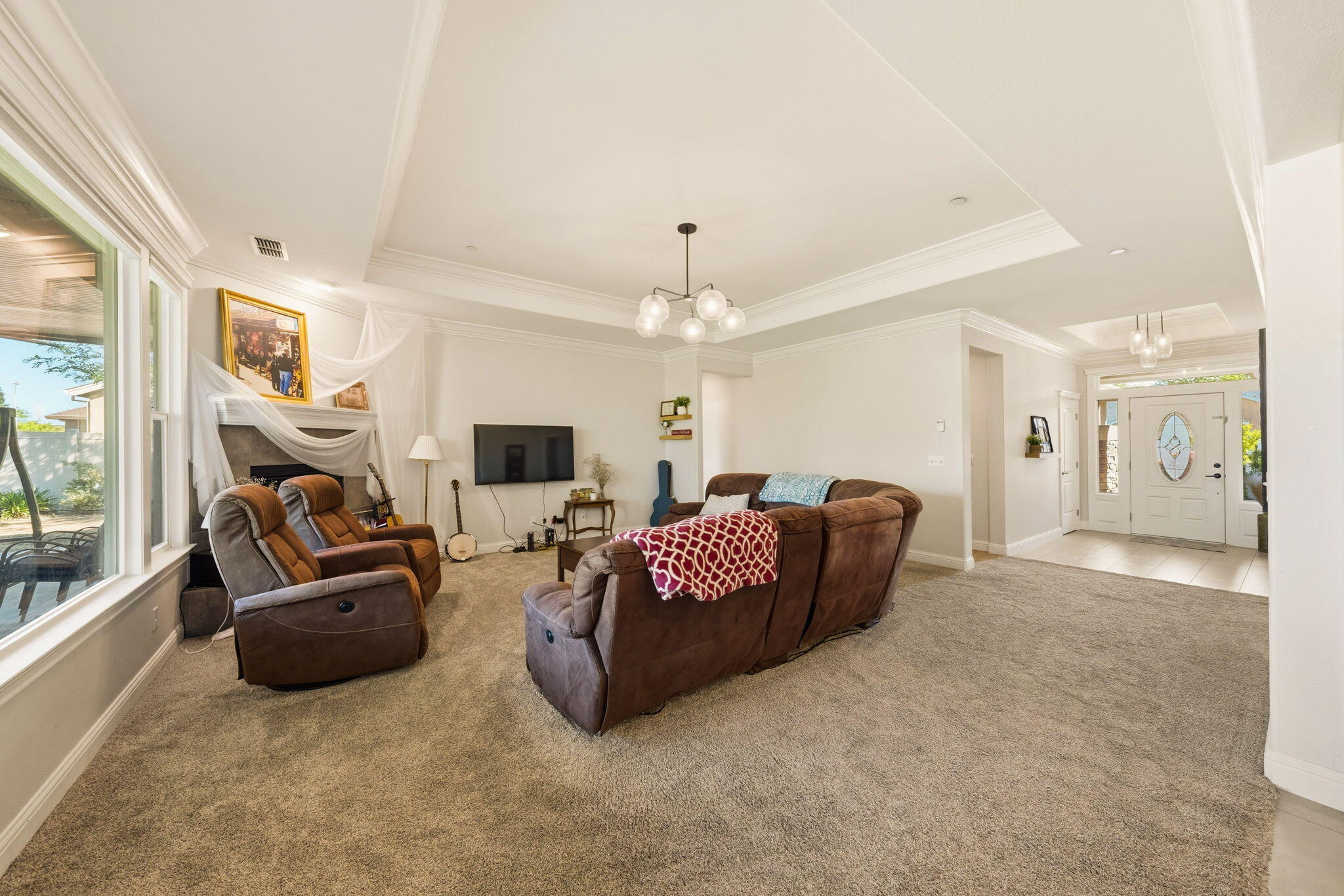 542 El Mango Drive Redding, CA 96003 - Photo 5 of 38 living room