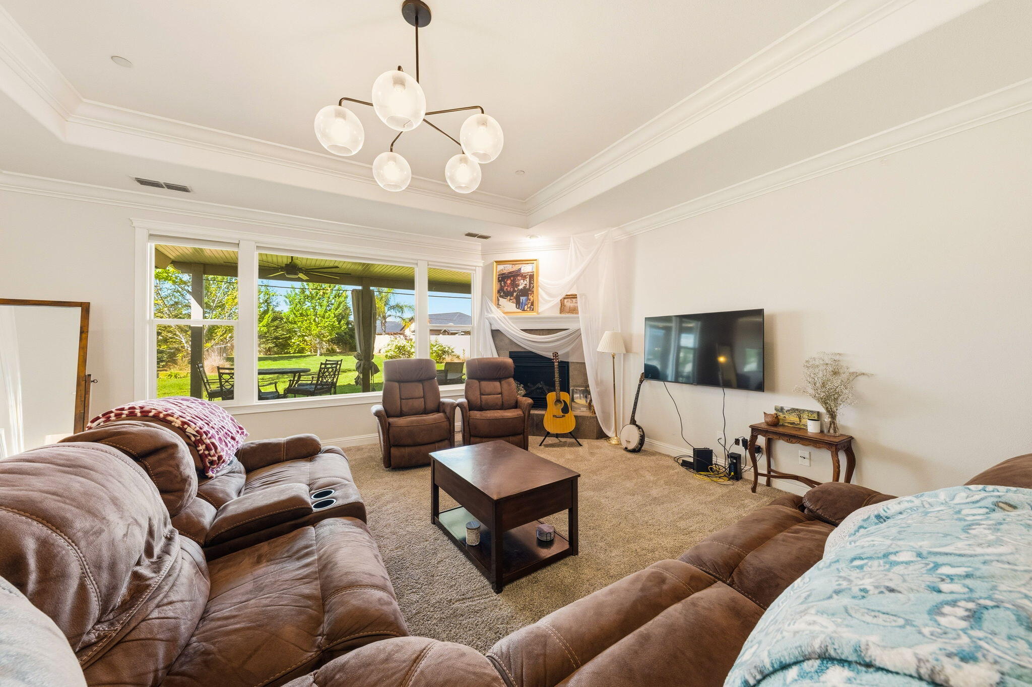 542 El Mango Drive Redding, CA 96003 - Photo 7 of 38 living room