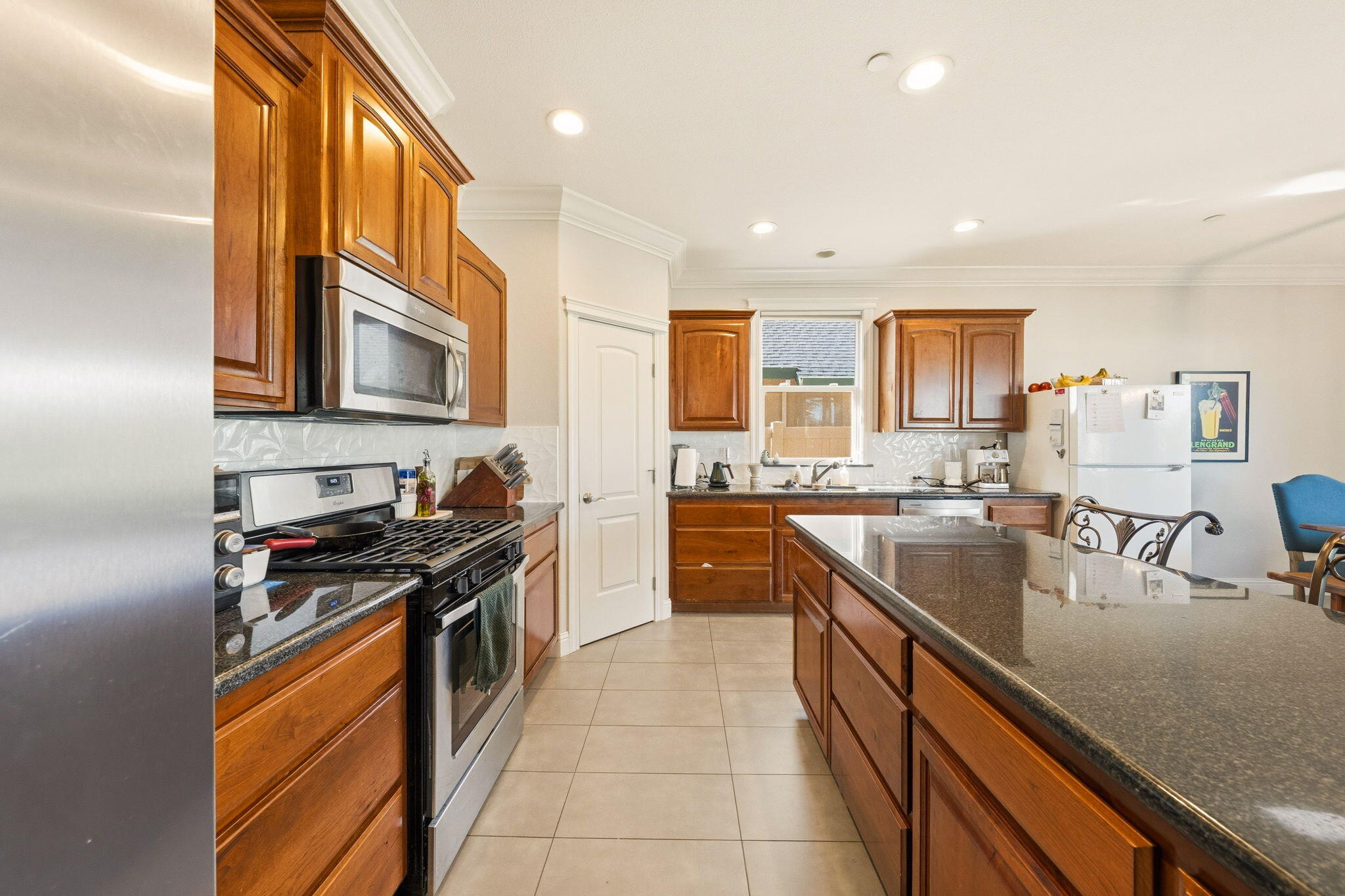 542 El Mango Drive Redding, CA 96003 - Photo 9 of 38 kitchen