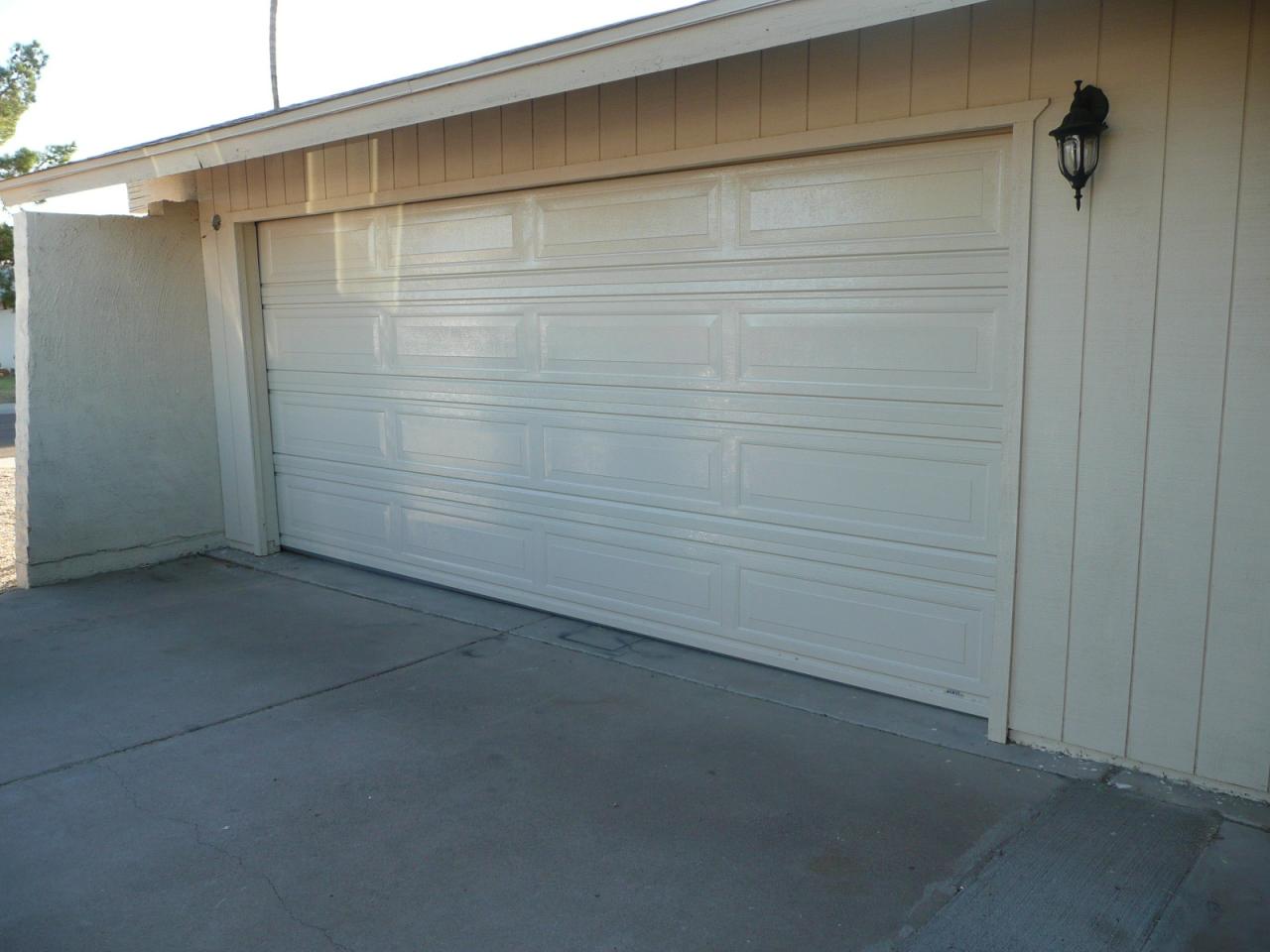 3724 West Redfield Road Phoenix, AZ 85053 - Photo 2 of 5 NEWER GARAGE DOOR