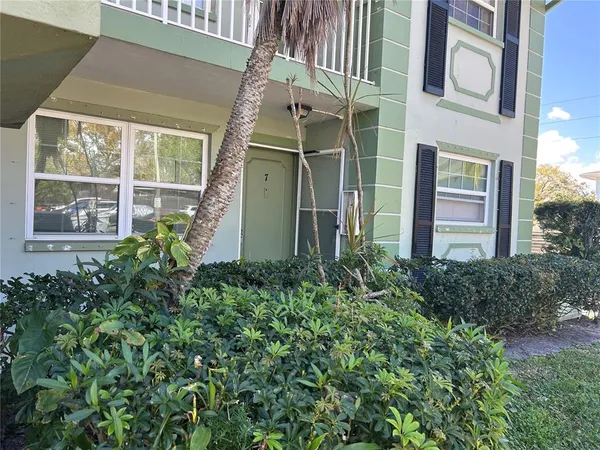 a view of an house with backyard and plants