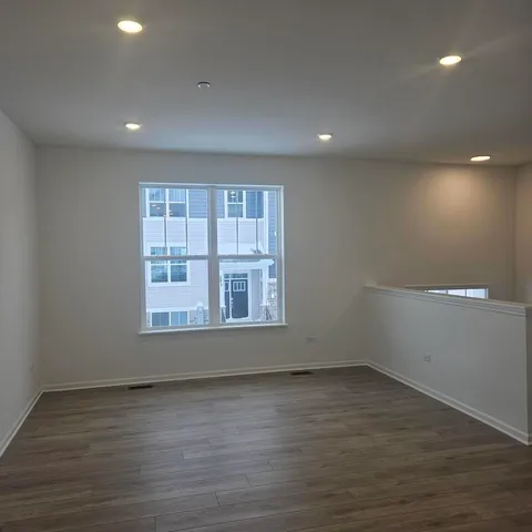 $3,200 | 233 Settlers Place, West Dundee, IL 60118