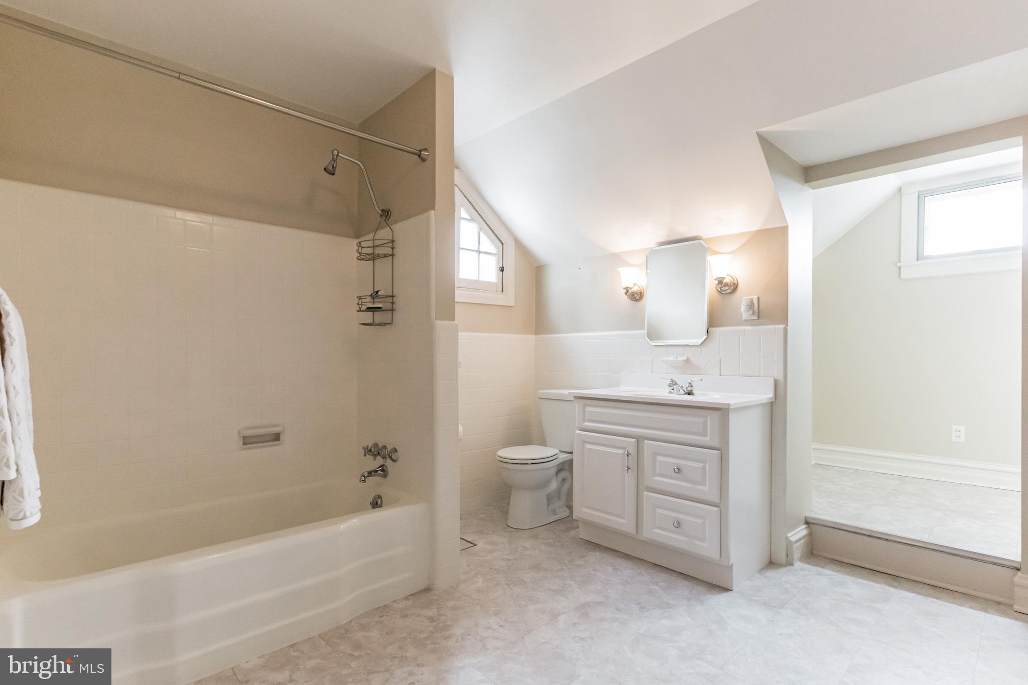 300 South Waterloo Road Devon, PA 19333 - Photo 36 of 43 3rd Floor Full Bath