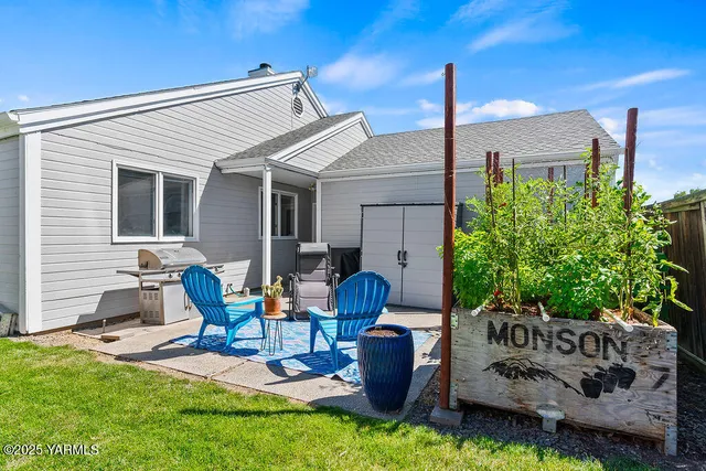 a view of backyard of the house