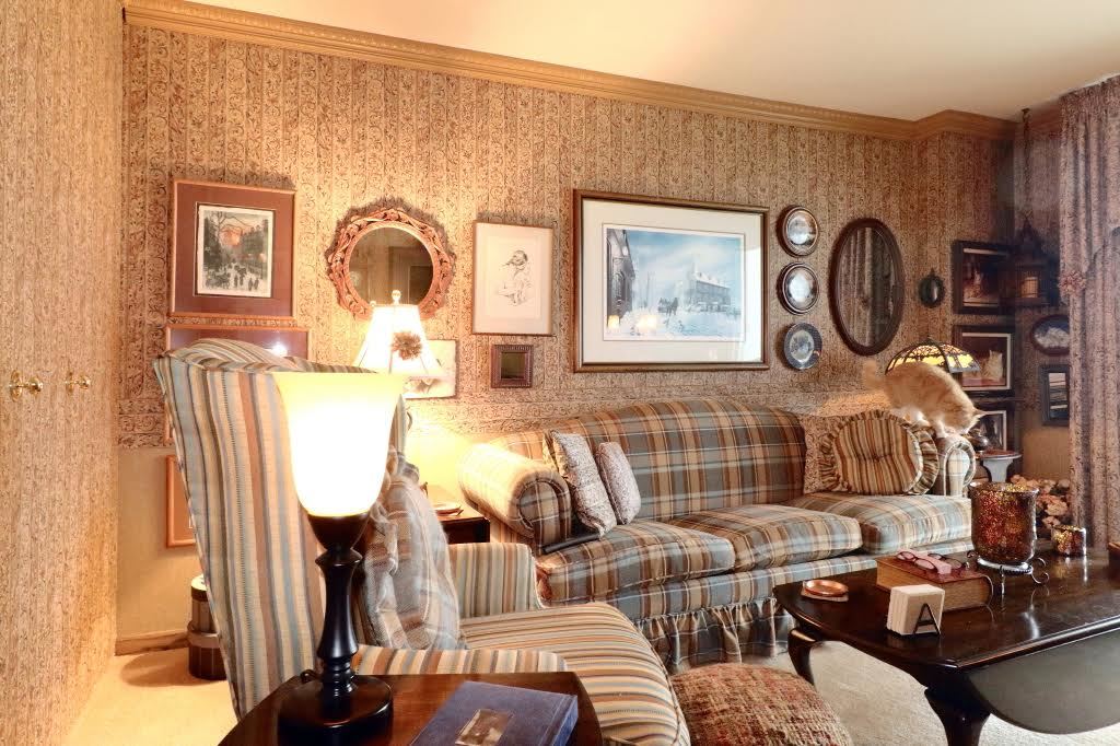 6033 North Sheridan Road, Unit 30A Chicago, IL 60660 - Photo 12 of 50 a view of living room filled with furniture