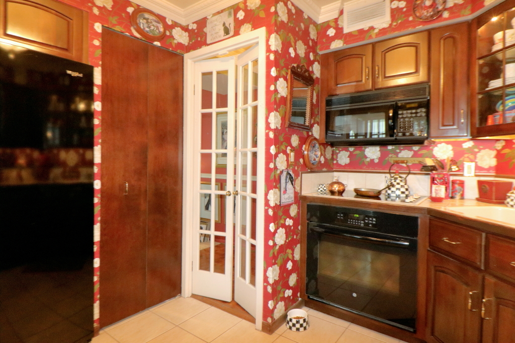 6033 North Sheridan Road, Unit 30A Chicago, IL 60660 - Photo 25 of 50 a kitchen with stainless steel appliances granite countertop a stove and a microwave