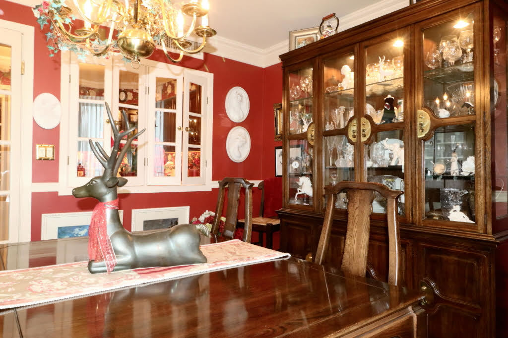 6033 North Sheridan Road, Unit 30A Chicago, IL 60660 - Photo 27 of 50 a view of a dining room with furniture and chandelier