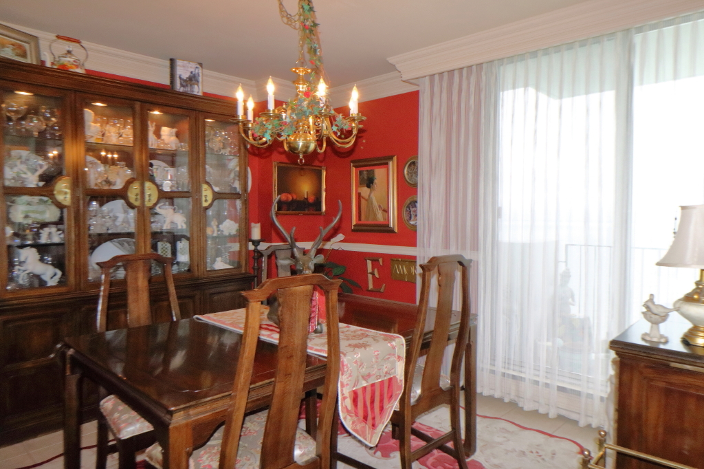 6033 North Sheridan Road, Unit 30A Chicago, IL 60660 - Photo 28 of 50 a view of a dining room with furniture and chandelier
