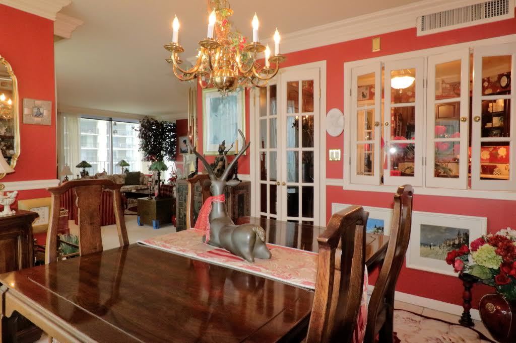 6033 North Sheridan Road, Unit 30A Chicago, IL 60660 - Photo 29 of 50 a view of a dining room with furniture and chandelier
