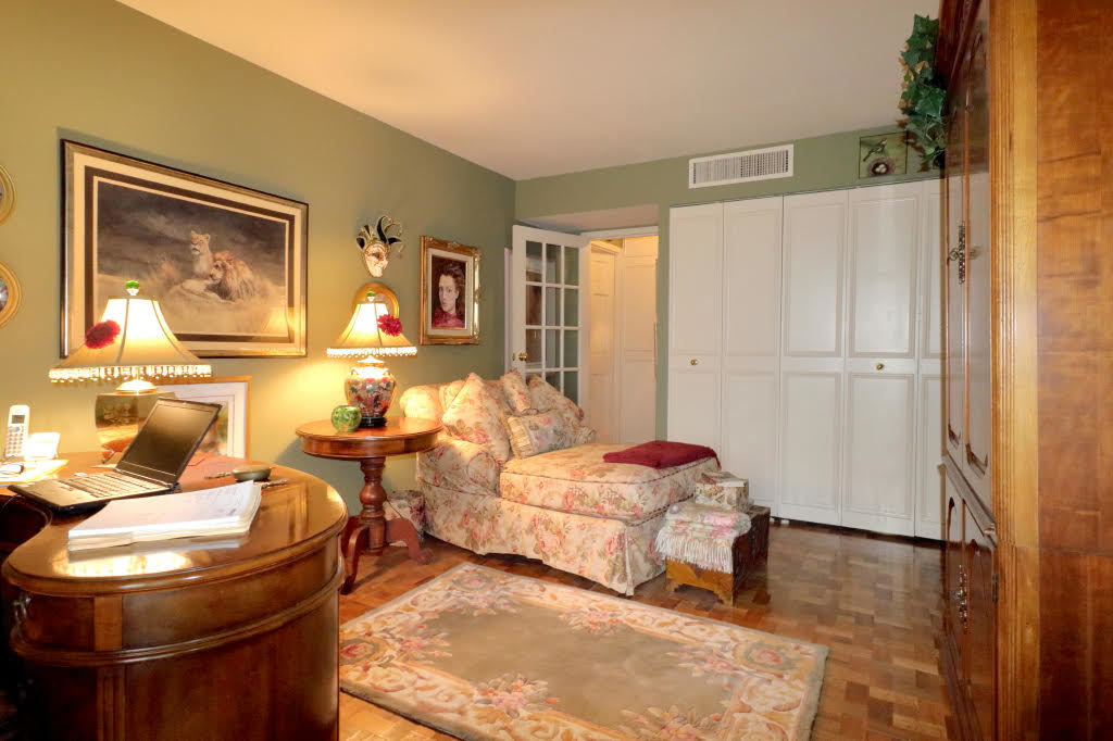 6033 North Sheridan Road, Unit 30A Chicago, IL 60660 - Photo 34 of 50 a bedroom with 2 bed and a window