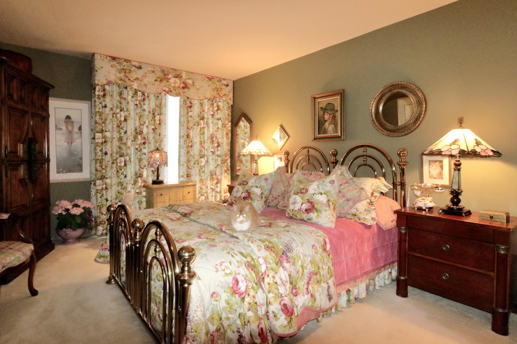 6033 North Sheridan Road, Unit 30A Chicago, IL 60660 - Photo 43 of 50 a bedroom with bed and a mirror