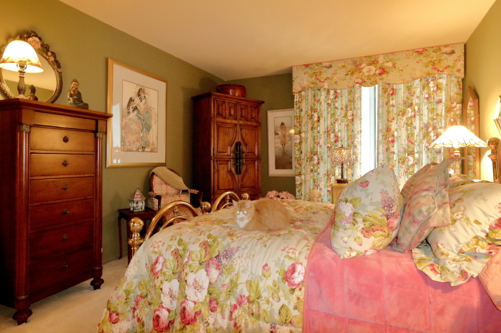6033 North Sheridan Road, Unit 30A Chicago, IL 60660 - Photo 44 of 50 a bedroom with a bed and a dresser