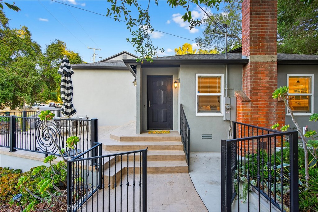 7580 McGroarty Terrace Los Angeles, CA 91042 - Photo 31 of 47 a view of a house with wooden fence
