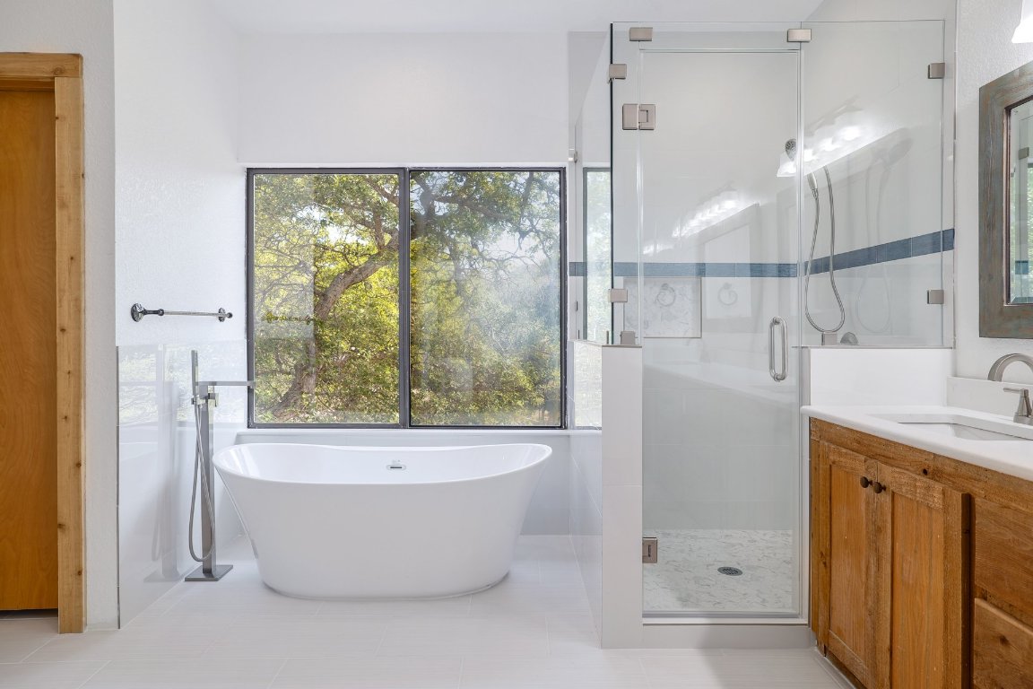 313 Kendall Road Spicewood, TX 78669 - Photo 14 of 34 a view of bathroom with a bathtub and sink