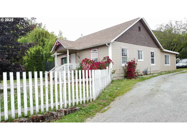 a view front of house with a yard