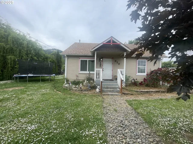 a view of a house with backyard and sitting area