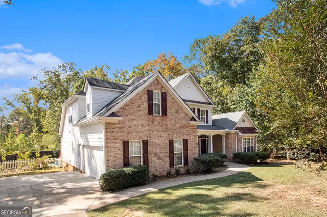 a view of a yard in front of house