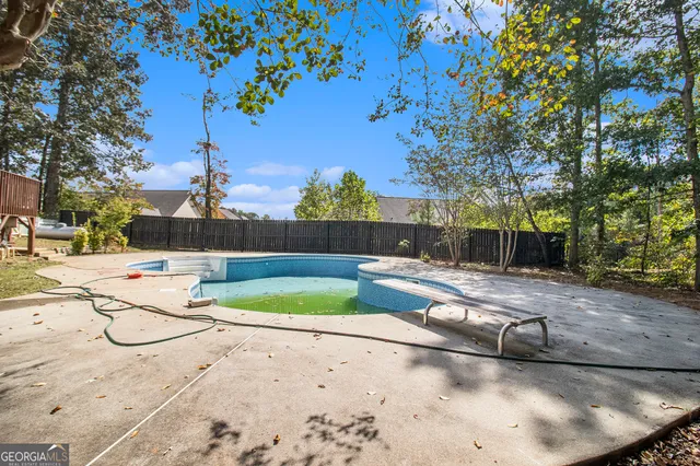 a view of a backyard