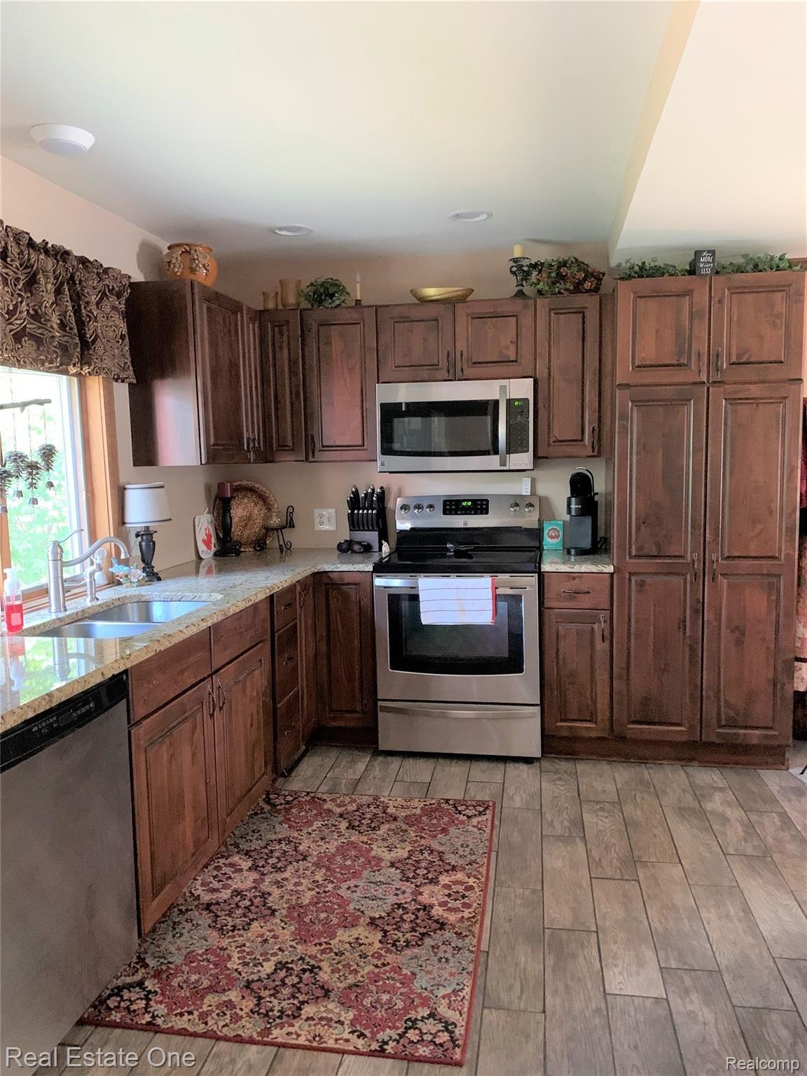 906 West Silver Lake Road Fenton, MI 48430 - Photo 6 of 24 IMG_2915.jpg