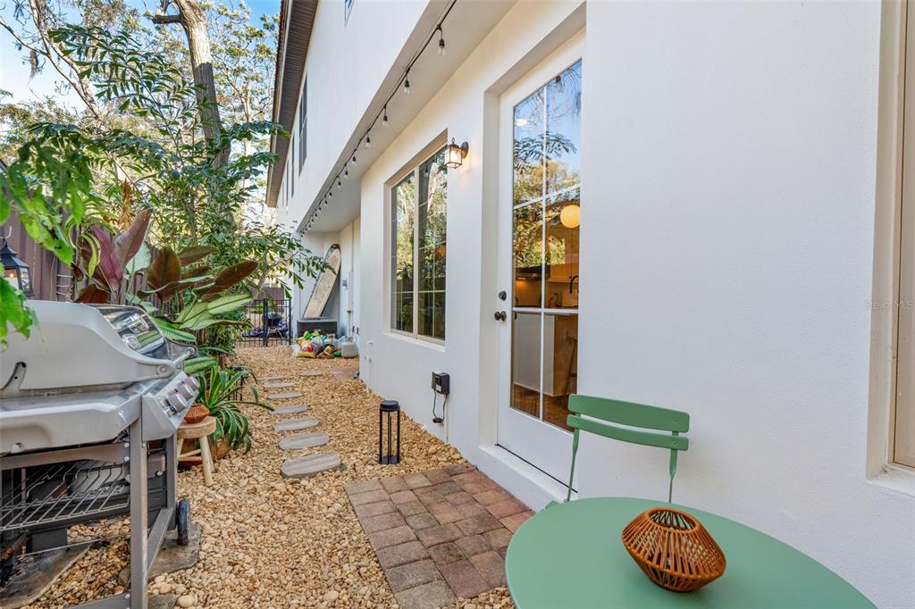 1732 Ridgewood Avenue, Unit S Maitland, FL 32751 - Photo 26 of 31 a living room with furniture and a potted plant
