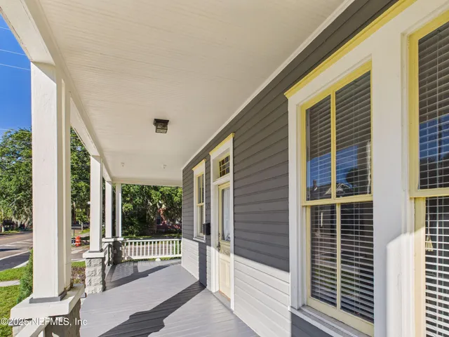 a view of a house with backyard