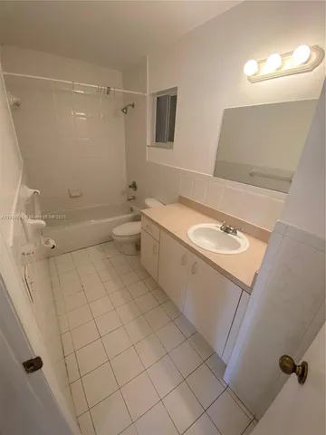 $1,800 | 452 Southwest 10th Street, Unit 5, Miami, FL 33130