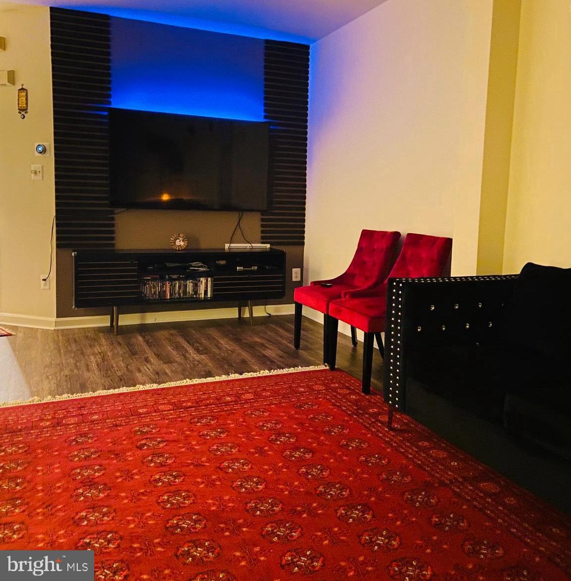 43005 Beachall Street Chantilly, VA 20152 - Photo 20 of 28 a living room with furniture