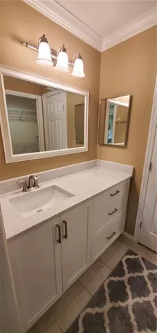 $2,000 | 6110 Country Club Way, Unit 201, Sarasota, FL 34243