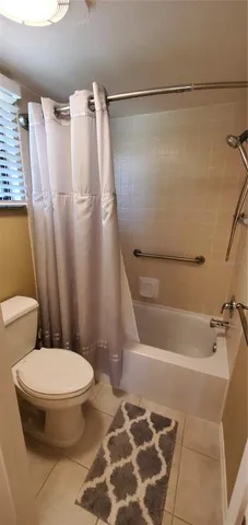 $2,000 | 6110 Country Club Way, Unit 201, Sarasota, FL 34243