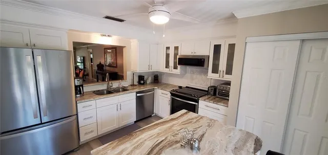 $2,000 | 6110 Country Club Way, Unit 201, Sarasota, FL 34243