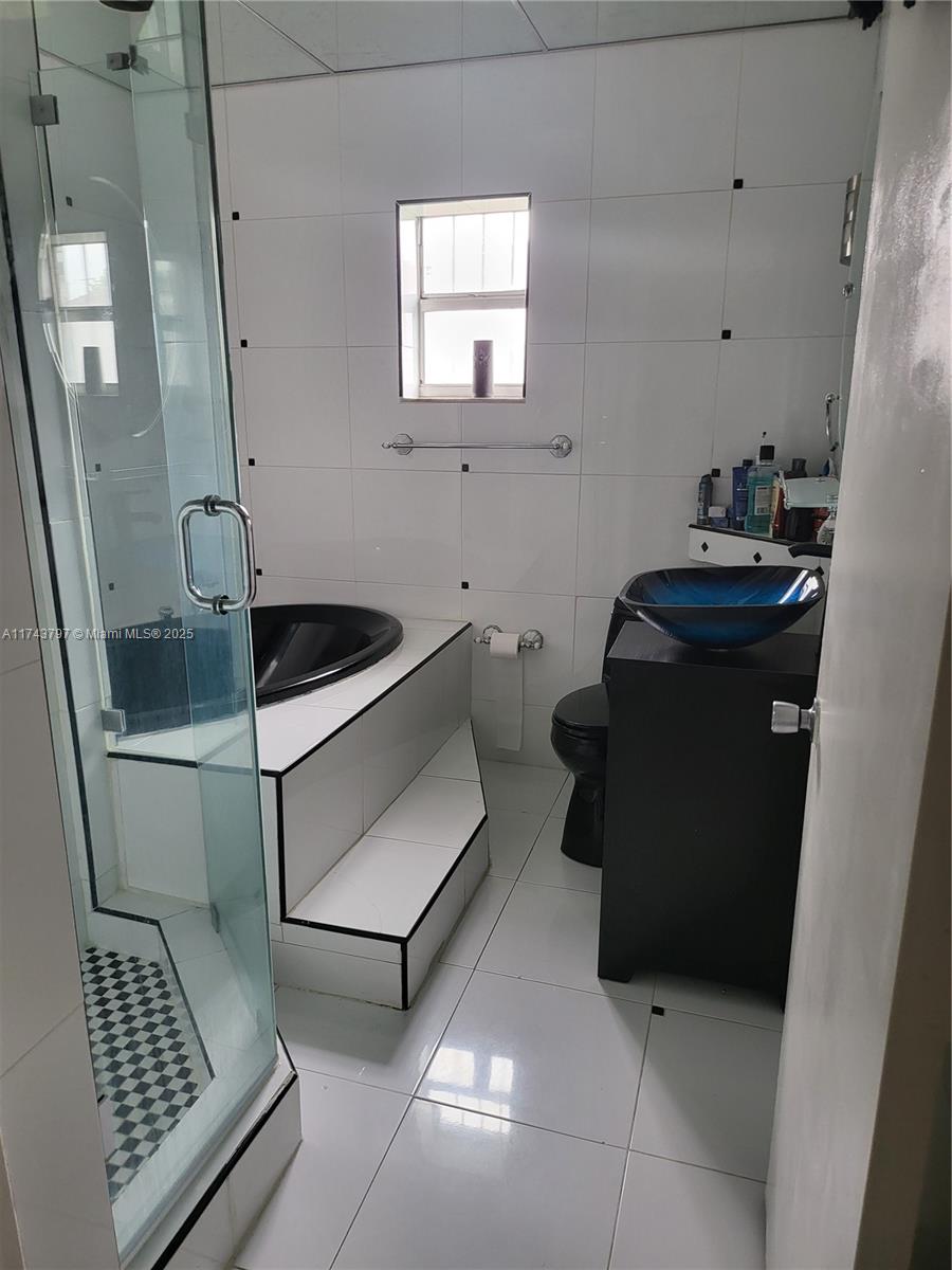 6771 Northwest 199th Terrace Hialeah, FL 33015 - Photo 15 of 42