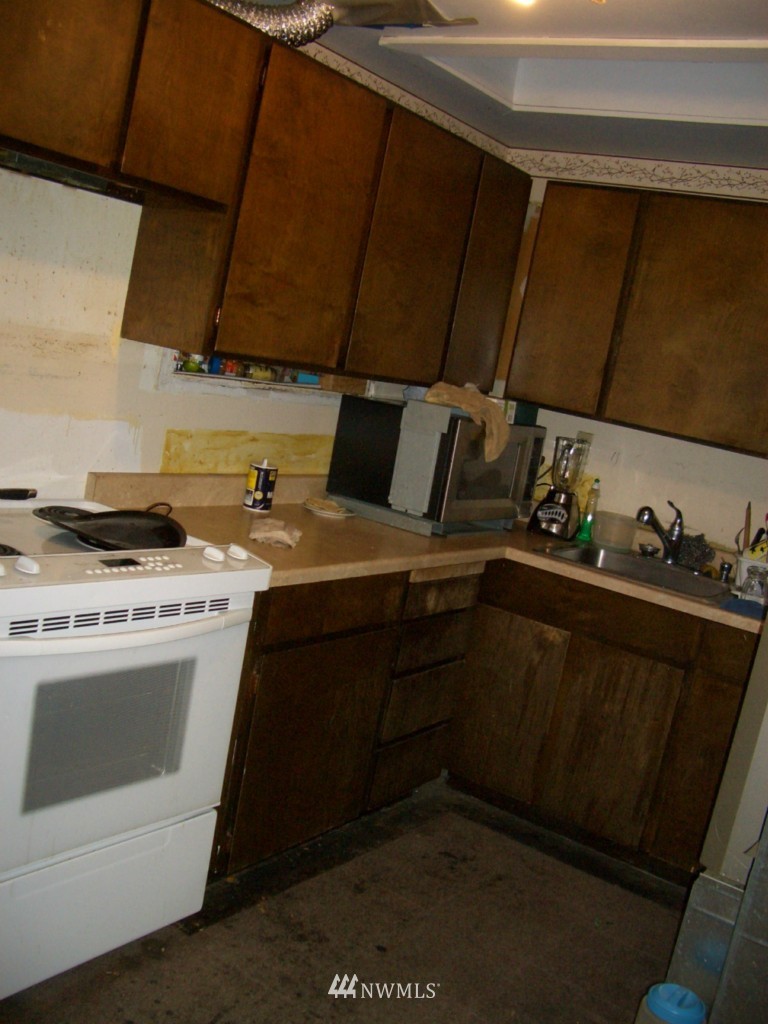 3307 Northeast 6th Place Renton, WA 98056 - Photo 3 of 9