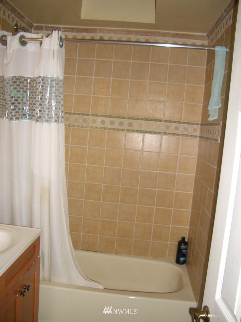 3307 Northeast 6th Place Renton, WA 98056 - Photo 5 of 9