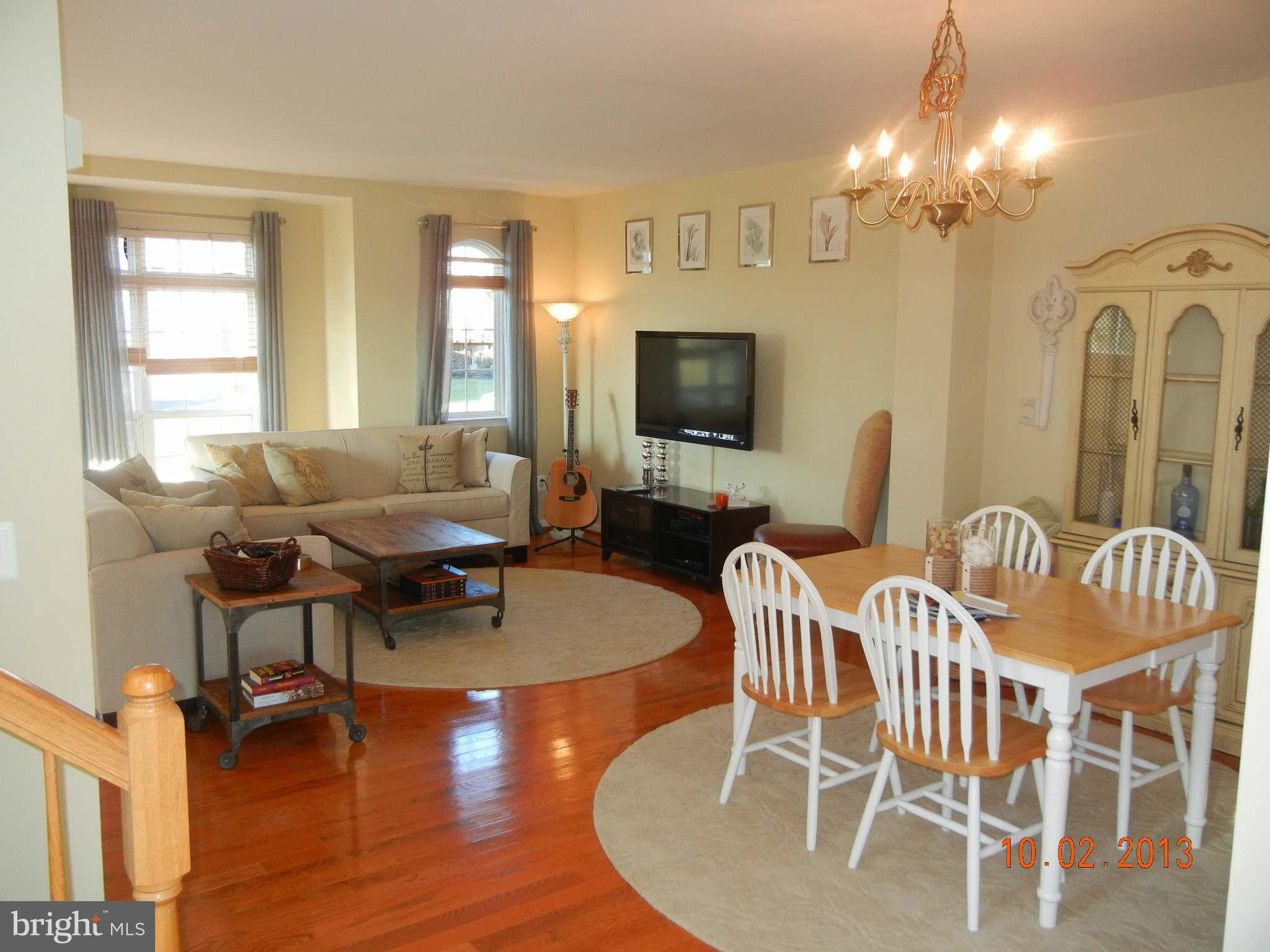 43536 Gabriel Square Chantilly, VA 20152 - Photo 6 of 25 Living Dining combo