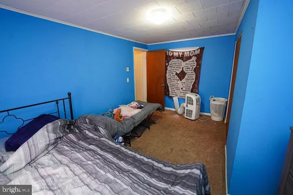 a bedroom with double bed and a mirror