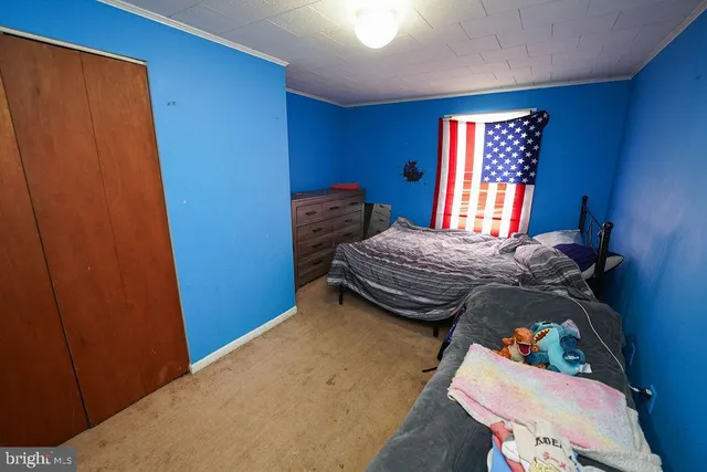 a bedroom with double bed and a mirror