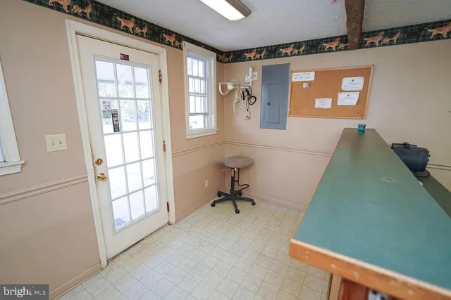 a view of entryway with a small garden