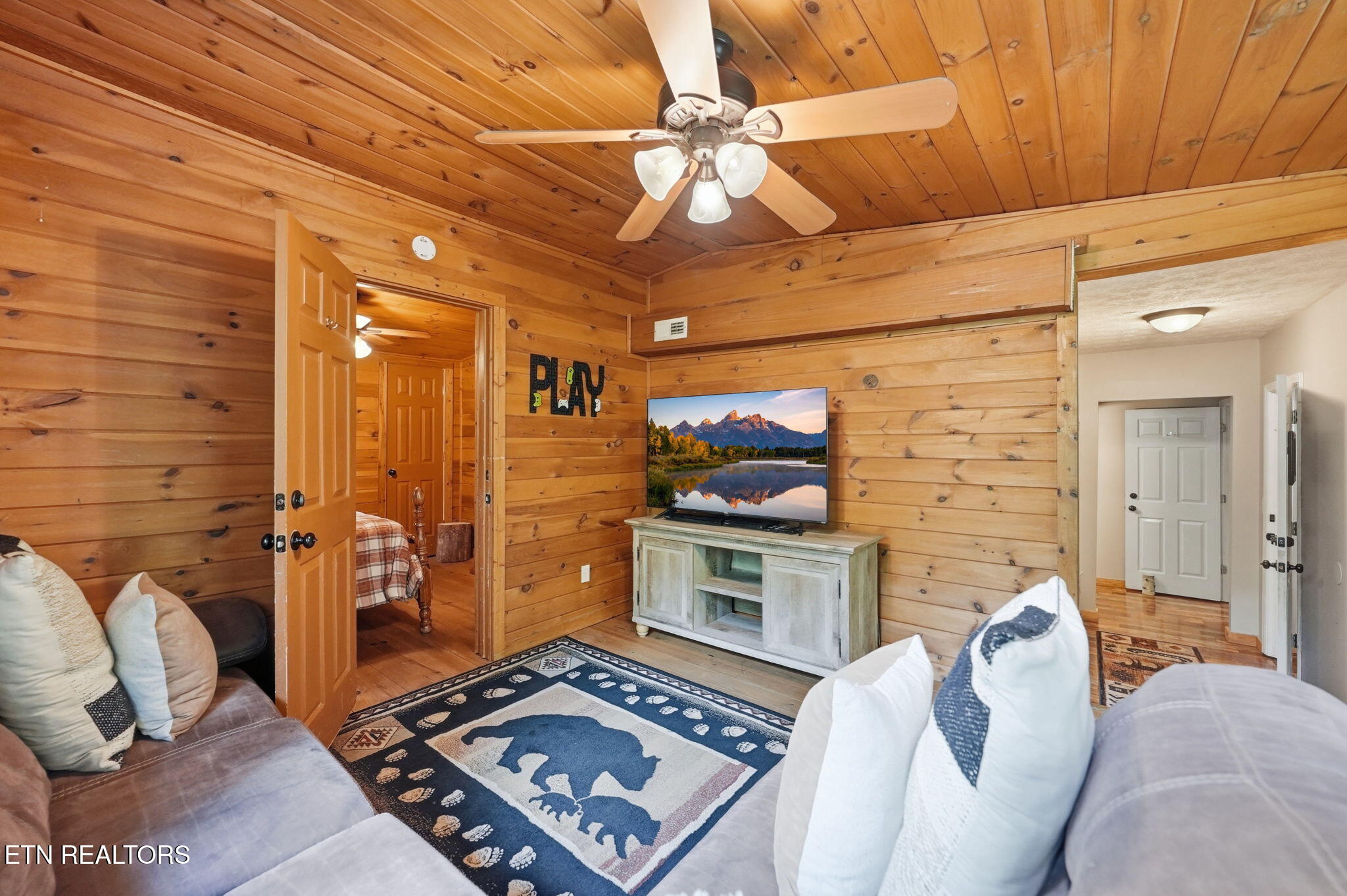 2202 Applewood Road Sevierville, TN 37862 - Photo 16 of 53 26-web-or-mls-025_DSC02581_with_tv