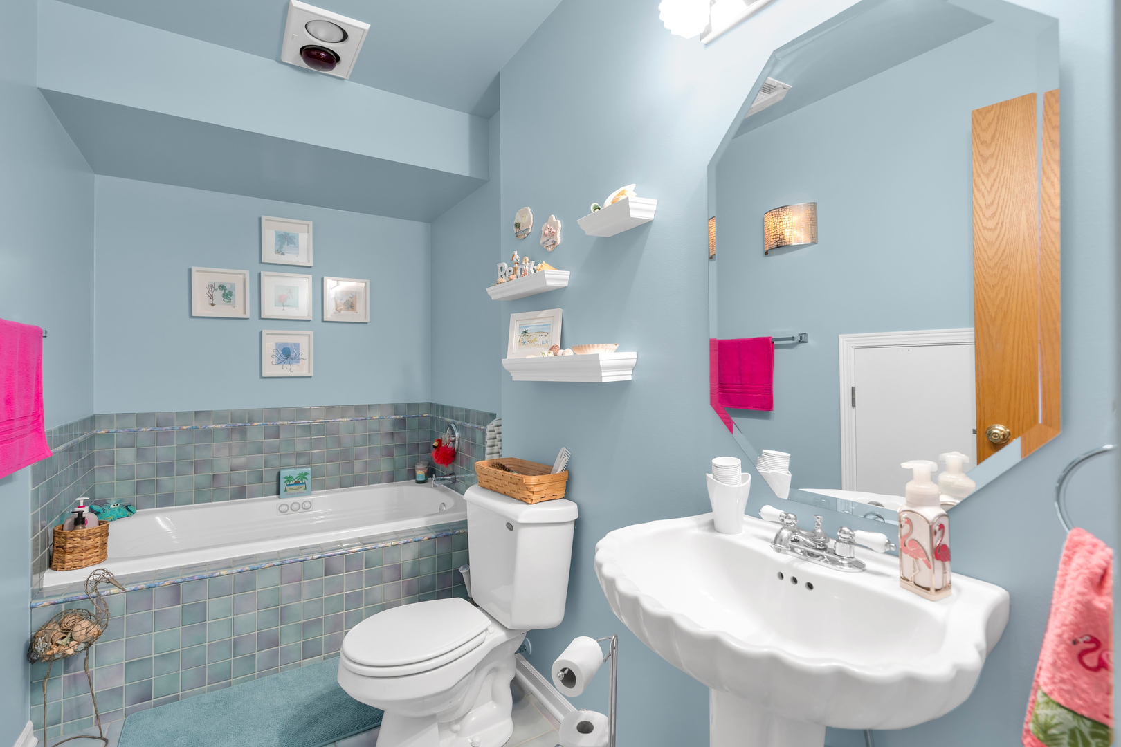 6528 Ridge Drive Chicago Ridge, IL 60415 - Photo 14 of 33 a bathroom with a sink a toilet and a bathtub