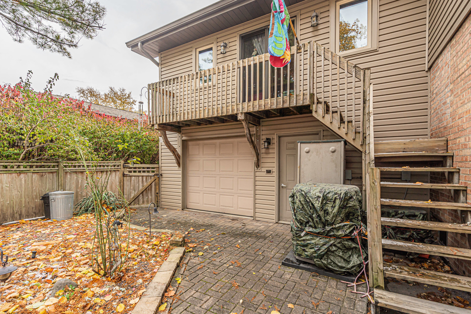 6528 Ridge Drive Chicago Ridge, IL 60415 - Photo 4 of 33 a front view of a house with garden