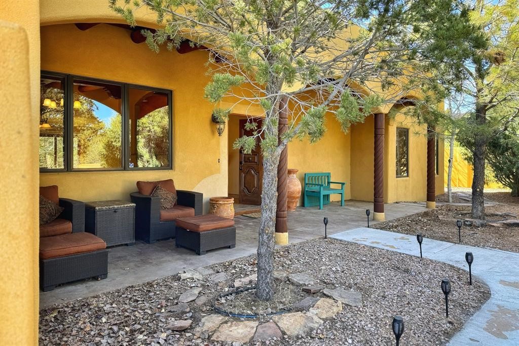 3038 Governor Lindsey Road Santa Fe, NM 87505 - Photo 5 of 37