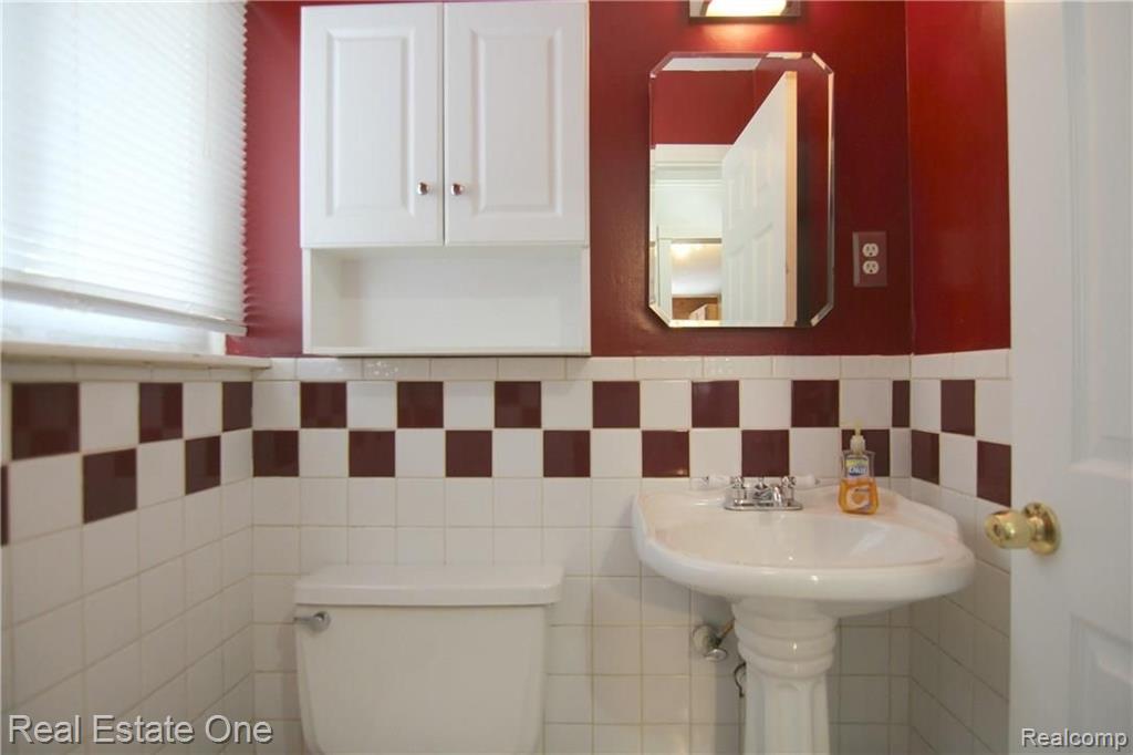 23074 Tuck Road Farmington, MI 48336 - Photo 14 of 17