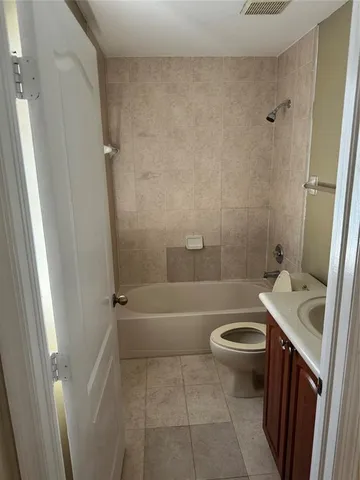 $2,600 | 7357 Northwest 174th Terrace, Unit 102, Hialeah, FL 33015